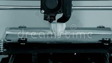 3D打印机工作。 熔敷沉积模型